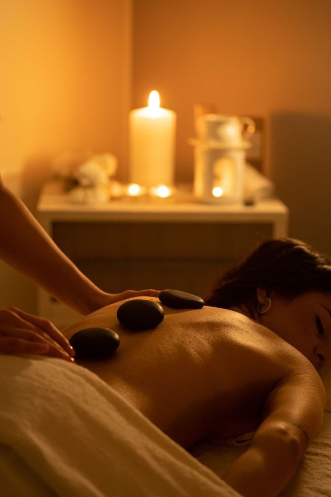 Massagem com Pedras Quentes